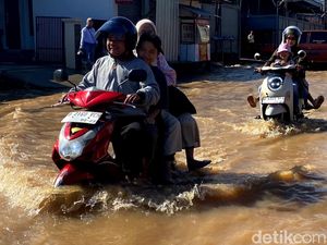 Banjir Rendam Jalan Cikancung, SPBU Sampai Tutup Banjir Rendam Jalan Cikancung, SPBU Sampai Tutup