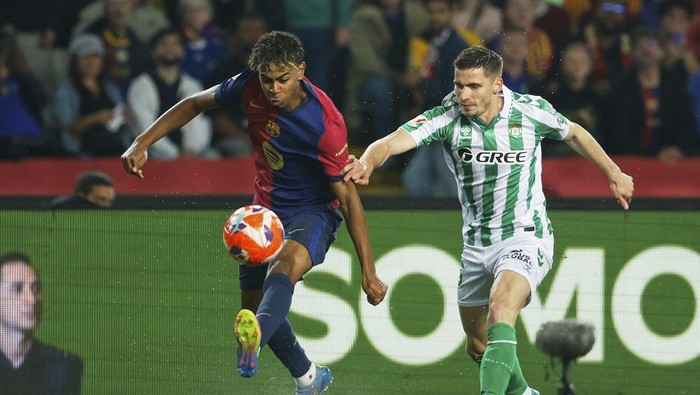 BArcelona, Real Betis, Lamine Yamal Barcelonas Lamine Yamal, left, and Betis Romain Perraud compete for the ball during a Spanish La Liga soccer match between Barcelona and Real Betis at the Lluis Companys Olympic stadium in Barcelona, Spain, Saturday, April 5, 2025. (AP Photo/Joan Monfort)