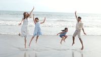 7 Foto Sarwendah dan Betrand Peto Pemotretan di Pantai Bali, Tampil Kompak