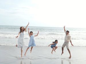 7 Foto Sarwendah dan Betrand Peto Pemotretan di Pantai Bali, Tampil Kompak 7 Foto Sarwendah dan Betrand Peto Pemotretan di Pantai Bali, Tampil Kompak