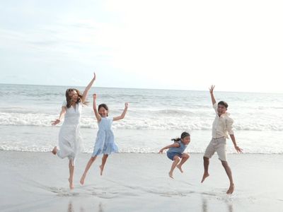 7 Foto Sarwendah dan Betrand Peto Pemotretan di Pantai Bali, Tampil Kompak