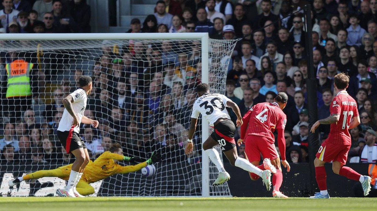 Fulham unggul 3-1 atas Liverpool di babak pertama pertandingan pekan ke-31 Liga Inggris. (Foto: Crystal Pix/MB Media/Getty Images)
