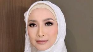 6 Foto Desy Ratnasari Pakai Hijab Putih, Cantiknya Dikira Mau Menikah