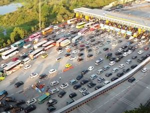 Video Kepadatan di GT Cikatama Saat Puncak Arus Balik Video Kepadatan di GT Cikatama Saat Puncak Arus Balik