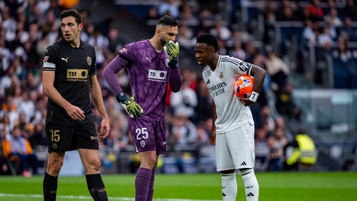 Giorgi Mamardashvili, Vinicius Junior Giorgi Mamardashvili of Valencia CF speaks with Vinicius Junior of Real Madrid CF during the La Liga EA Sports 2024/25 football match between Real Madrid CF and Valencia CF at Estadio Santiago Bernabeu in Madrid, Spain, on April 5, 2025. (Photo by Alberto Gardin/NurPhoto via Getty Images)