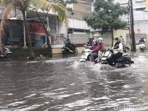 Diguyur Hujan Deras, Jalanan Bandung Tergenang Banjir Diguyur Hujan Deras, Jalanan Bandung Tergenang Banjir