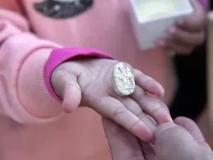 Seorang Balita Temukan Jimat Bergaya Mesir Kuno, Diduga Berusia 3.800 Tahun Seorang Balita Temukan Jimat Bergaya Mesir Kuno, Diduga Berusia 3.800 Tahun