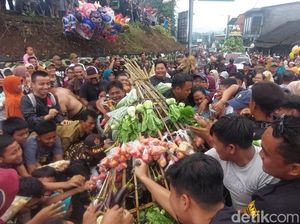 Berebut Sayuran Hasil Bumi Kirab Nyi Dapu, Warga Boja Berharap Berkah Berebut Sayuran Hasil Bumi Kirab Nyi Dapu, Warga Boja Berharap Berkah