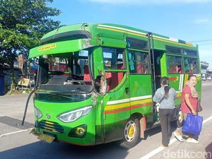 Tabrakan Beruntun di Jalan Terminal Mengwi, Bus Mini Ringsek Tabrakan Beruntun di Jalan Terminal Mengwi, Bus Mini Ringsek