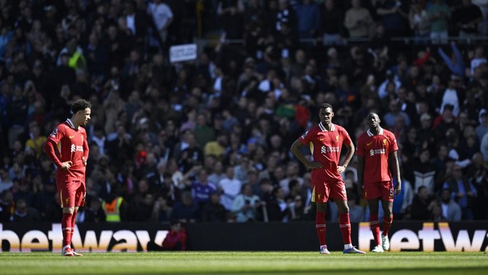 Soccer Football - Premier League - Fulham v Liverpool - Craven Cottage, London, Britain - April 6, 2025 Liverpools Curtis Jones, Liverpools Ryan Gravenberch and Liverpools Ibrahima Konate react after Fulhams Rodrigo Muniz scores their third goal REUTERS/Tony O Brien EDITORIAL USE ONLY. NO USE WITH UNAUTHORIZED AUDIO, VIDEO, DATA, FIXTURE LISTS, CLUB/LEAGUE LOGOS OR LIVE SERVICES. ONLINE IN-MATCH USE LIMITED TO 120 IMAGES, NO VIDEO EMULATION. NO USE IN BETTING, GAMES OR SINGLE CLUB/LEAGUE/PLAYER PUBLICATIONS. PLEASE CONTACT YOUR ACCOUNT REPRESENTATIVE FOR FURTHER DETAILS..