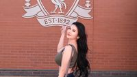Maria Vania Kunjungi Old Trafford dan Anfield, Bikin Fans Terbelah