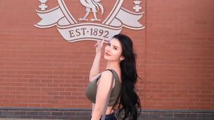 Maria Vania Kunjungi Old Trafford dan Anfield, Bikin Fans Terbelah
