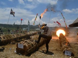 Melihat Pesta Rakyat Meriam Karbit di Kabupaten Bogor Melihat Pesta Rakyat Meriam Karbit di Kabupaten Bogor