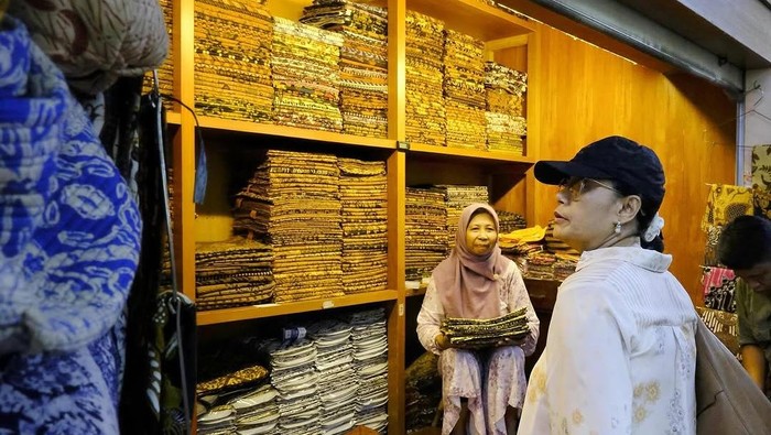 Menkeu Sri Mulyani Indrawati di Pasar Klewer Menkeu Sri Mulyani Indrawati di Pasar Klewer