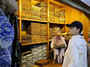 Momen Sri Mulyani ke Pasar Klewer, Ngobrol dengan Pedagang Pakai Bahasa Jawa Momen Sri Mulyani ke Pasar Klewer, Ngobrol dengan Pedagang Pakai Bahasa Jawa