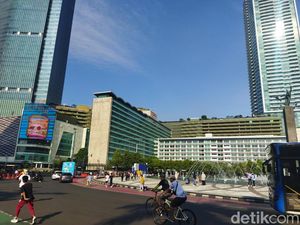 Cuaca Cerah di Bundaran HI: Tak Ada CFD Tak Jadi Masalah Cuaca Cerah di Bundaran HI: Tak Ada CFD Tak Jadi Masalah