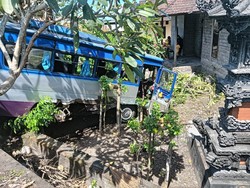 Tabrak Mobil di Jalan Denpasar-Gilimanuk, Minibus Terperosok ke Rumah Warga