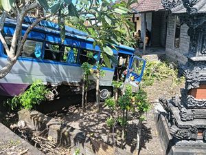 Tabrak Mobil di Jalan Denpasar-Gilimanuk, Minibus Terperosok ke Rumah Warga Tabrak Mobil di Jalan Denpasar-Gilimanuk, Minibus Terperosok ke Rumah Warga