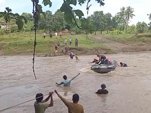 Ibu Hamil di Barru Ditandu-Seberangi Sungai ke Puskesmas Imbas Banjir Ibu Hamil di Barru Ditandu-Seberangi Sungai ke Puskesmas Imbas Banjir