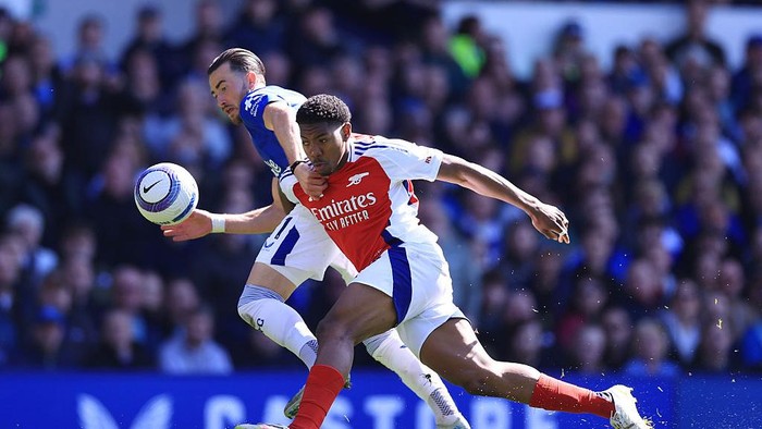 Myles Lewis-Skelly Myles Lewis-Skelly of Arsenal fouls Jack Harrison of Everton to concede a penalty during the Premier League match between Everton FC and Arsenal FC at Goodison Park on April 5, 2025 in Liverpool, England. (Photo by Simon Stacpoole/Offside/Offside via Getty Images)