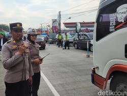 Kisah Pasutri Polri di Banyumas, Rela Jauh dari Anak demi Lancarkan Arus Mudik