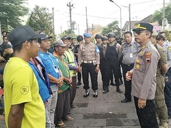 Polisi Tertibkan Parkir Liar di Kawasan Wisata Religi Sunan Kudus
