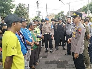 Polisi Tertibkan Parkir Liar di Kawasan Wisata Religi Sunan Kudus Polisi Tertibkan Parkir Liar di Kawasan Wisata Religi Sunan Kudus