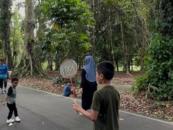 Cerita Widika Ajak Anak Main Badminton di Kebun Raya Bogor: Biar Sehat