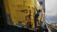 Melihat Perawatan Kapal Ferry Antarpulau di Ternate