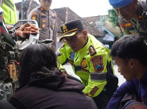 Pemudik Ponorogo Ini Akhirnya Bisa Balik Usai Dibantu Polisi Perbaiki Motornya