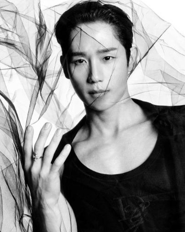 Potret Jung Hae In sebagai brand ambassador Dolce & Gabbana