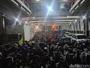Ratusan Kendaraan Padati Penyeberangan ke Bali Malam Ini Ratusan Kendaraan Padati Penyeberangan ke Bali Malam Ini