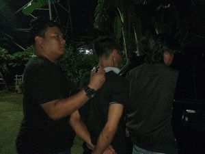 Polisi Gerebek Rumah Pengedar Sabu di Lombok Barat, Bapak dan Anak Ditangkap Polisi Gerebek Rumah Pengedar Sabu di Lombok Barat, Bapak dan Anak Ditangkap