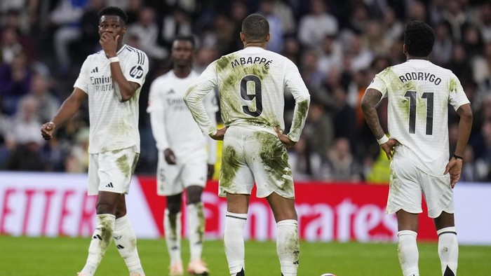Real Madrid Players of Real Madrid react after a Spanish La Liga soccer match between Real Madrid and Valencia at the Santiago Bernabeu stadium in Madrid, Spain, Saturday, April 5, 2025. (AP Photo/Manu Fernandez)