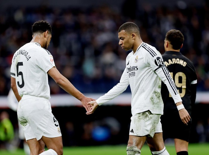 MADRID, SPAIN - APRIL 5: (L-R) Jude Bellingham of Real Madrid, Kylian Mbappe of Real Madrid disappointed  during the LaLiga EA Sports  match between Real Madrid v Valencia at the Estadio Santiago Bernabeu on April 5, 2025 in Madrid Spain (Photo by M Gracia Jimenez/Soccrates/Getty Images)