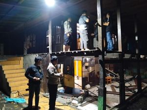 Polres Jeneponto Selidiki Perusakan Rumah Pria Batal Bawa Panai Rp 100 Juta Polres Jeneponto Selidiki Perusakan Rumah Pria Batal Bawa Panai Rp 100 Juta