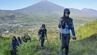 Serunya Mendaki Bukit Pergasingan Lombok saat Libur Lebaran
