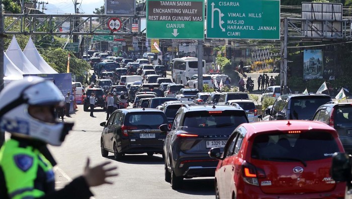 Situasi Jalur Wisata Puncak Bogor Ramai Lancar Foto udara sejumlah kendaraan turis melintas dikala diberlakukan tata cara satu arah di Jalan Raya Puncak, Gadog, Kabupaten Bogor, Jawa Barat, Minggu (6/4/2025). Jalur rekreasi Puncak, Bogor, terpantau ramai tanpa hambatan sampai pukul 10.00 WIB dikala libur idul fitri H+5 dan rekayasa kemudian lintas tata cara satu arah di kawasan tersebut tetap diberlakukan. ANTARA FOTO/Yulius Satria Wijaya/Spt.