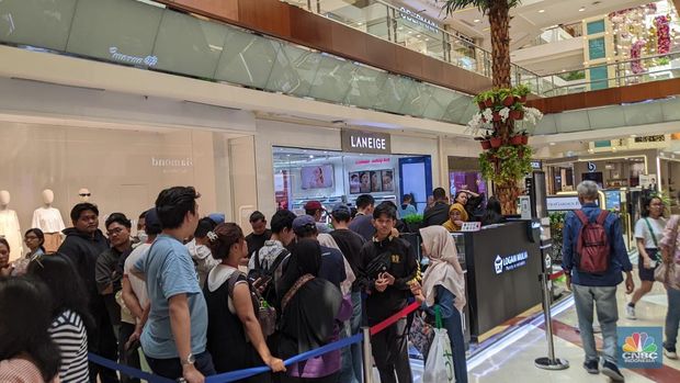 Suasana gerai ANTAM di Pondok Indah Mall (PIM), Jakarta, Minggu (6/5/2025). (CNBC Indonesia/Emir Yanwardhana)
