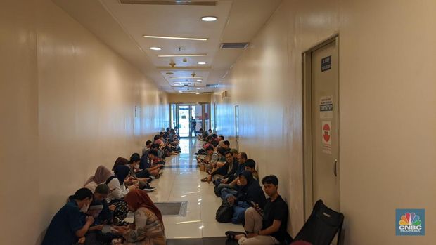 Suasana gerai ANTAM di Pondok Indah Mall (PIM), Jakarta, Minggu (6/5/2025). (CNBC Indonesia/Emir Yanwardhana)