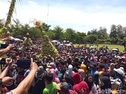 Ribuan Ketupat Jadi Rebutan di Mungkid, Isinya Kupon hingga Duit Rp 100 Ribu!