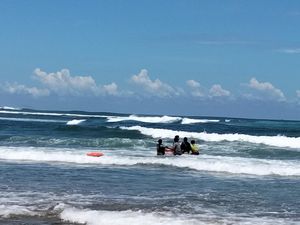 Aksi Penyelamatan Wisatawan di Pantai Garut Berujung Maut Aksi Penyelamatan Wisatawan di Pantai Garut Berujung Maut