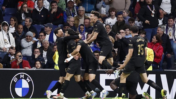 Valencia Soccer Football - LaLiga - Real Madrid v Valencia - Santiago Bernabeu, Madrid, Spain - April 5, 2025 Valencias Hugo Duro celebrates scoring their second goal with teammates REUTERS/Juan Medina