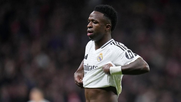 Real Madrids Vinicius Junior reacts after failing to score a penalty during the Champions League round of 16, second leg, soccer match between Atletico Madrid and Real Madrid at the Metropolitano stadium in Madrid, Spain, Wednesday, March 12, 2025. (AP Photo/Manu Fernandez)