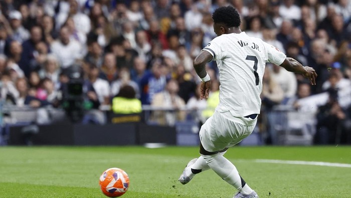 Soccer Football - LaLiga - Real Madrid v Valencia - Santiago Bernabeu, Madrid, Spain - April 5, 2025 Real Madrid's Vinicius Junior misses a penalty kick REUTERS/Juan Medina