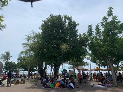 Nikmati Pantai Ancol di Libur Lebaran, Wisatawan Ramai-ramai Gelar Tikar