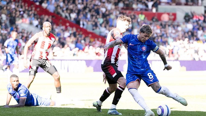 BRENTFORD, ENGLAND - APRIL 6: Enzo Fernández of Chelsea shoots during the Premier League match between Brentford FC and Chelsea FC at Gtech Community Stadium on April 6, 2025 in Brentford, England. (Photo by Gaspafotos/MB Media/Getty Images)