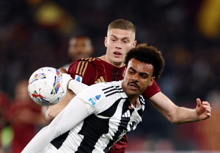 AS Roma vs Juventus Soccer Football - Serie A - AS Roma v Juventus - Stadio Olimpico, Rome, Italy - April 6, 2025 Juventus' Renato Veiga in action with AS Roma's Artem Dovbyk REUTERS/Guglielmo Mangiapane