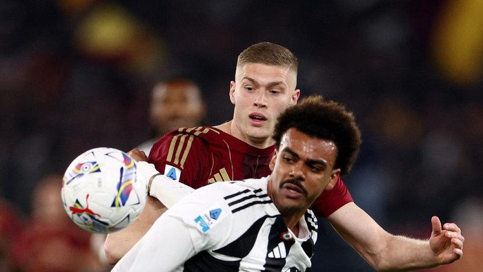 Soccer Football - Serie A - AS Roma v Juventus - Stadio Olimpico, Rome, Italy - April 6, 2025 Juventus Renato Veiga in action with AS Romas Artem Dovbyk REUTERS/Guglielmo Mangiapane