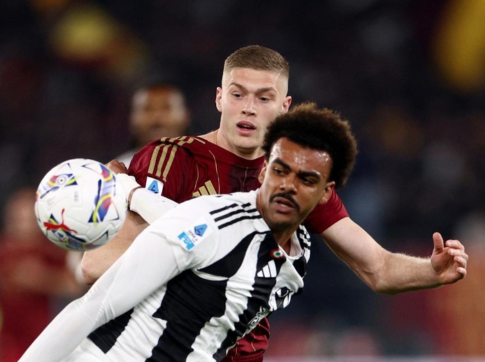 Soccer Football - Serie A - AS Roma v Juventus - Stadio Olimpico, Rome, Italy - April 6, 2025 Juventus' Renato Veiga in action with AS Roma's Artem Dovbyk REUTERS/Guglielmo Mangiapane